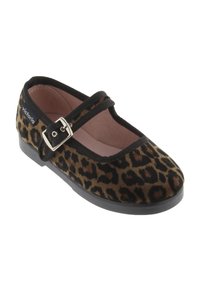 Zapato Mary Jane de estampado de leopardo, con parte superior de tejido suave, ribete negro y una hebilla plateada en la punta redonda con suela plana negra.
