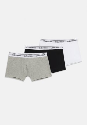 Tre par Calvin Klein herre boxershorts i grå, sort og hvid med mærkede taljebånd, lagt fladt på en hvid overflade.