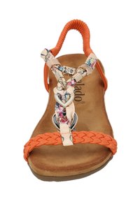 Orange Sandale mit einem geflochtenen Riemen-Design, floral gemustertem Stoffakzent, metallischen Elemente und strukturiertem braunen Fußbett.