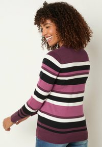 Gestreiftes Sweatshirt in verschiedenen Lila-, Schwarz- und Weißtönen. Stricktextur, lange Ärmel und gerippte Saumdetails. Modell von hinten gezeigt.