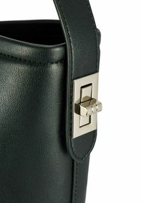 Ciemnozielona skórzana torba-bucket, z teksturowaną powierzchnią, płaskim paskiem oraz metalowym zapięciem po boku.