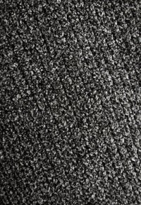 Textúrovaná šedá látka s mäkkým, plyšovým povrchom, obsahujúca zmes tmavých a svetlých vlákien, čím vytvára vzorovaný vzhľad.