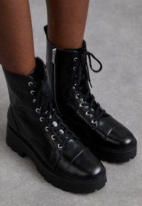 MICHAEL Michael Kors BLAKE BOOTIE - Stivaletti stringati - black