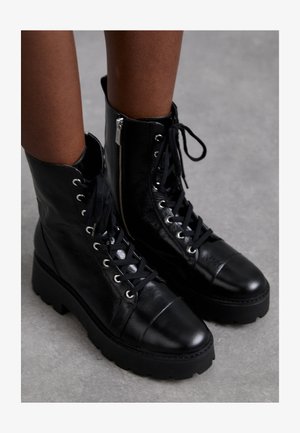 BLAKE BOOTIE - Nööritavad poolsaapad - black