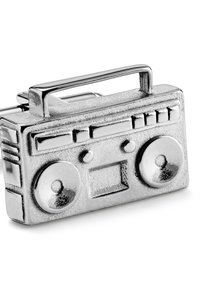 Sølvfarget boombox-nøkkelring med en teksturert overflate, runde knapper, rektangulært display og et håndtak på toppen.