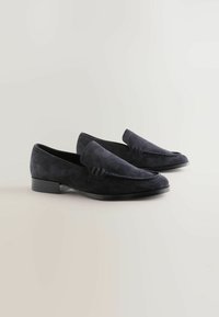 Mocassini in suede blu navy con una finitura liscia, punta arrotondata e dettagli cuciti; design slip-on con un accento testurizzato sul davanti.