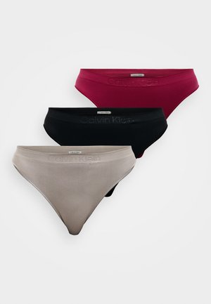 Három pár Calvin Klein alsónadrág piros, fekete és bézs színben. Simaság jellemzi az anyagot, alacsony derékvonalú dizájn, diszkrét logóval ellátott derékpánttal.