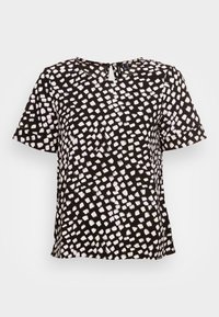 Blusa negra de mangas cortas con un patrón abstracto de cuadrados en pinceladas blancas y un pequeño escote en forma de llave.
