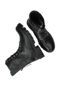 Zwarte leren veterschoenen met een gestructureerd oppervlak, dikke rubberen zolen, metalen oogjes en decoratieve veters voor een stevige sluiting.