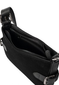 Sort suede håndtaske med en lynlåslomme og læderdetaljer. Har en aftagelig rem og en glat tekstur, kompakt rektangulær form.