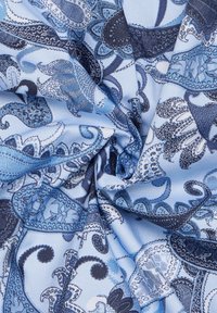 Blauw paisley-patroon stof met tinten navy en lichtblauw, met ingewikkelde ontwerpen en een zachte textuur.