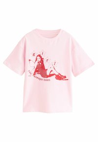 Tricou din bumbac roz cu mâneci scurte, cu un grafic roșu care reprezintă o fetiță și textul "fata care am fost întotdeauna" cu accente de stele.