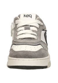 Grijze en witte sneaker met witte veters, geperforeerde neus, suède details en een "keq" logo op de tong, gezien van de voorkant.