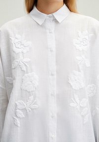 Touché Privé EMBROIDERED - Bluza s gumbima - white