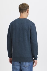 Sudadera azul marino hecha de tela suave, con mangas largas, escote redondo y un diseño trasero liso, con puños y dobladillo acanalados.