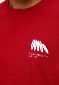 s.Oliver MIT FRONT - T-shirt z nadrukiem