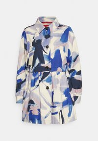 Kauluspaitajakku pitkillä hihoilla, jossa on abstrakti sininen, laivastonsininen, valkoinen ja vaaleanpunainen siveltimenveto-kuvio, edessä napit ja kaksi rintataskua.