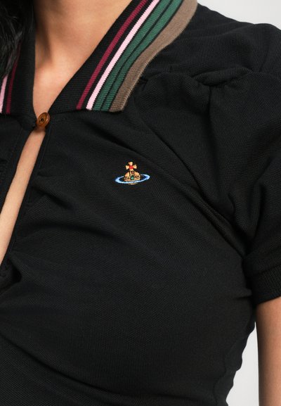 Cămașă polo neagră cu guler ribflat, având dungi verzi, roz și maro. Închidere cu nasturi și un design brodat cu o barcă.