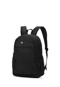 Zaino in poliestere nero con spallacci imbottiti, tasca frontale con zip, tasche laterali in rete e design rettangolare.