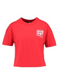 Camiseta de algodón roja de corte normal con cuello redondo y mangas cortas, que presenta un logo blanco en la zona del pecho izquierdo. Textura suave, diseño informal.