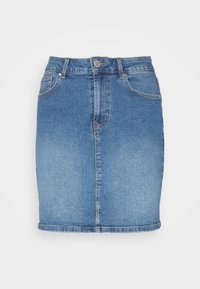 Denimkjol i medelblå tvätt, knälång med en figurnära design. Femficksstil, knappstängning fram och subtila slitningar.