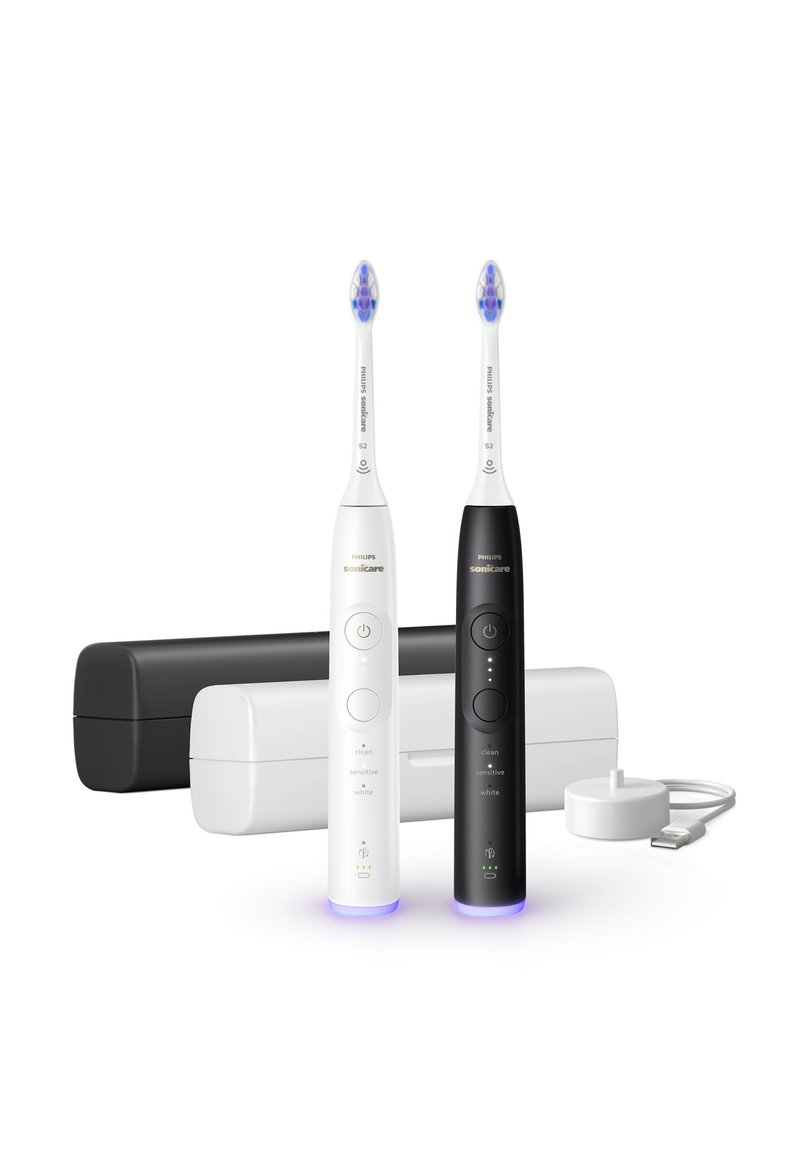 Elektrische tandenborstelset met witte en zwarte handvatten, LED-indicatoren en reinigingsmodi. Inclusief oplader en twee opbergdozen.