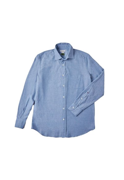 Camicia azzurro chiaro con bottoni, realizzata in un tessuto testurizzato. Presenta una tasca sul petto, maniche lunghe e un colletto classico con bottoni bianchi.