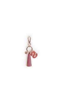 Llavero que presenta un borlas de cuero rosa, una forma de 'N' roja brillante y un anillo metálico circular con un broche, todo sobre un fondo blanco.