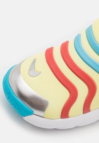 Nike Sportswear DYNAMO GO SE UNISEX - Polobotky - lemon chiffon/black/metallic silver/baltic blue