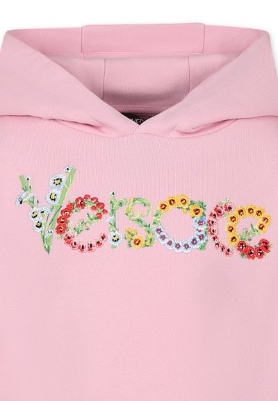 Felpa rosa con testo ricamato floreale "Versace" in colori vivaci, realizzata in tessuto testurizzato e con una finitura morbida.