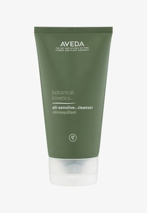 Groene plastic knijptube met het label "Aveda Botanical Kinetics All-Sensitive Cleanser," met witte tekst en een heldere basis.