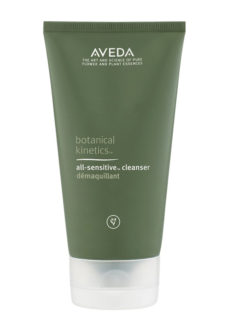 Tube en plastique vert compressible étiqueté "Aveda Botanical Kinetics All-Sensitive Cleanser", avec texte blanc et base transparente.