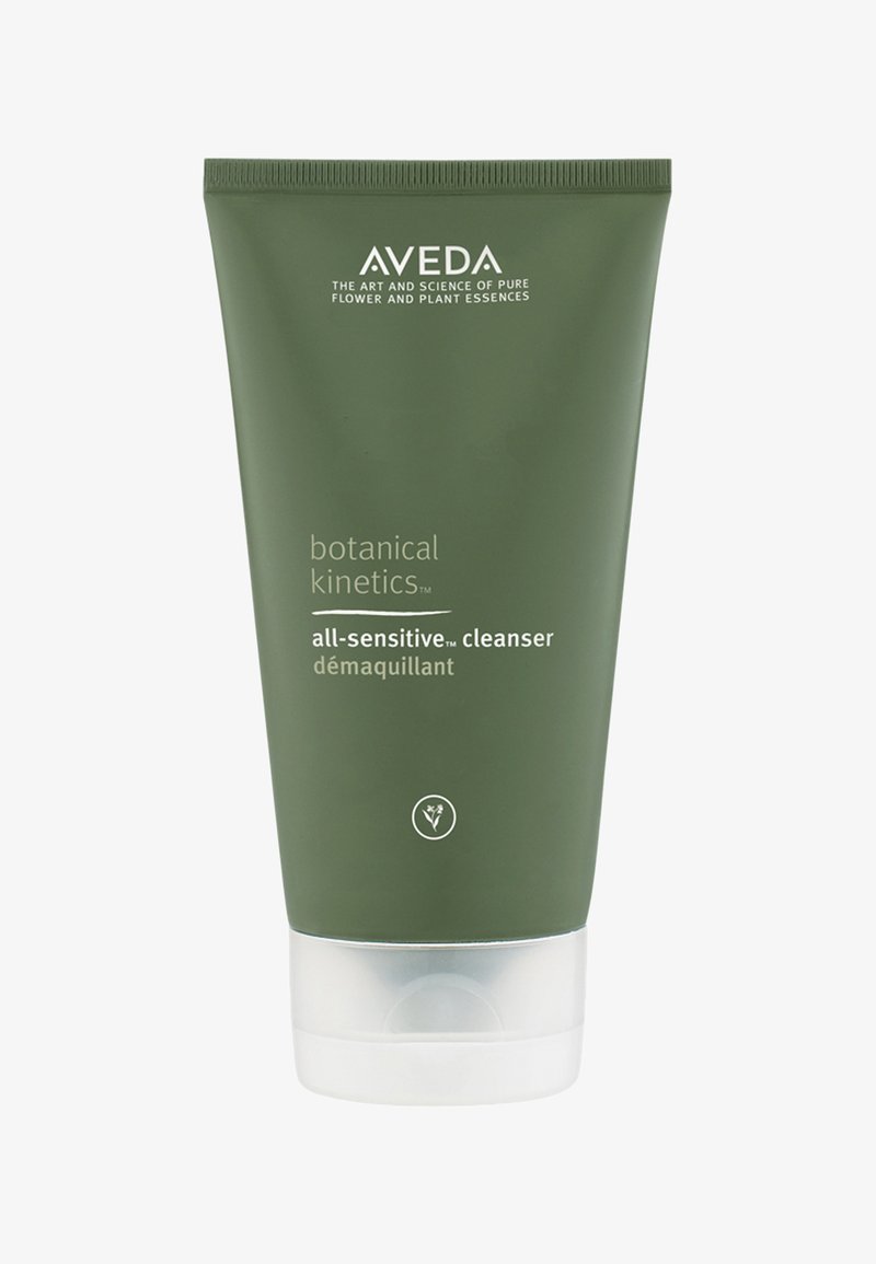 Tube en plastique vert compressible étiqueté "Aveda Botanical Kinetics All-Sensitive Cleanser", avec texte blanc et base transparente.