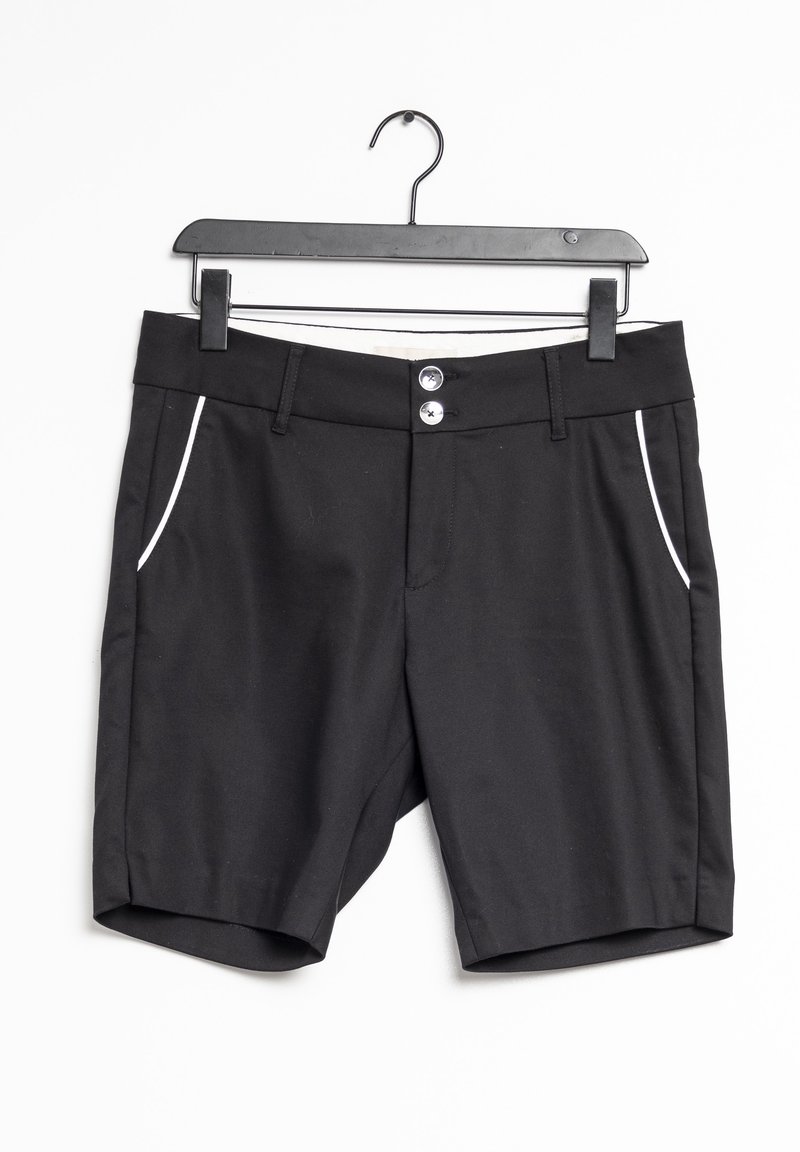 Shorts noirs sur mesure avec deux boutons argentés, passants de ceinture et poches latérales bordées de blanc, suspendus sur un cintre en plastique noir.