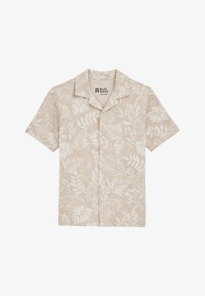 Bež srajca s kratkimi rokavi, ki ima subtilen bel vzorec praproti, ovratni dizajn, sprednje zapiranje na gumbe in sproščen kroj.