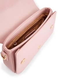 Rosa läderaxelväska med guldfärgade detaljer; har en dragkedjeförsedd fack och ett rymligt foder med flera fickor.