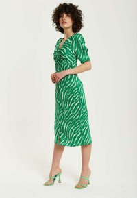 Liquorish ZEBRA PRINT KNOT FRONT MIDI WITH SHORT SLE - Day dress - green