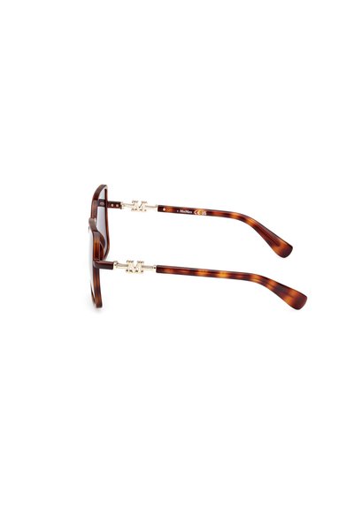 Gafas de sol de carey con lentes rectangulares, acentos metálicos y patillas elegantes que muestran un acabado brillante y patrones sutiles.