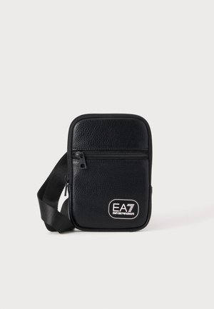 Geantă mică neagră, texturată, de tip crossbody, cu buzunar frontal cu fermoar și patch alb cu logo EA7 Emporio Armani, curea neagră reglabilă.