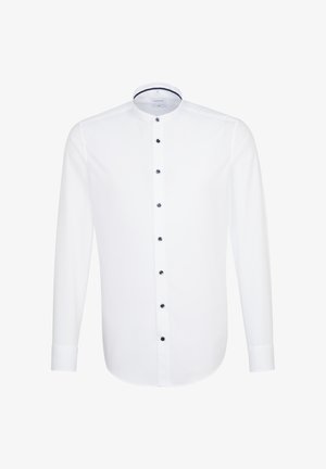 Biała koszula na długi rękaw z czarnymi guzikami i wąskim, stójkowym kołnierzem, przedstawiona na jednolitym białym tle.