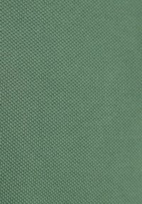 Gebreide stof in een effen middelgroene kleur, met een fijne textuur en gelijkmatig verdeelde patronen, geschikt voor kleding of interieurtextiel.
