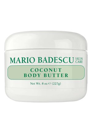 Beurre corporel à la noix de coco Mario Badescu dans un pot blanc de 8 oz (227 g), texte vert sur l'étiquette indiquant la marque et le nom du produit.