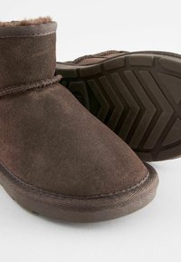 Next WATER REPELLENT PULL ON STANDARD - Botas para la nieve - chocolate brown suede