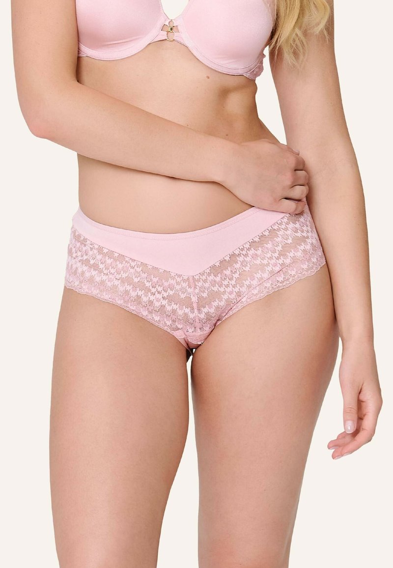 Hellrosa Spitzenpanties mit einem glatten Bund, detailliertem Spitzenmuster und einer geschwungenen Schnittform für einen bequemen Sitz.