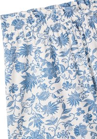 Tessuto bianco con una stampa floreale blu caratterizzata da motivi intricati, tra cui fiori e foglie, arricciato in vita.