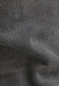 Tela gris oscuro con un tejido texturizado que muestra sutiles variaciones de tono y una superficie suave, ligeramente cepillada.