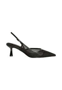Zapato slingback de malla negra con punta afilada y tacón cónico. Cuenta con una correa delgada ajustable que ofrece una apariencia ligera y texturizada.