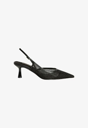 Zapato slingback de malla negra con punta afilada y tacón cilíndrico. Presenta una parte superior transparente y una correa de tobillo ajustable.
