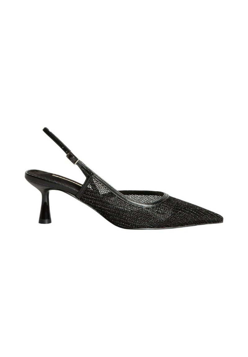 Zapato slingback de malla negra con punta afilada y tacón cónico. Cuenta con una correa delgada ajustable que ofrece una apariencia ligera y texturizada.