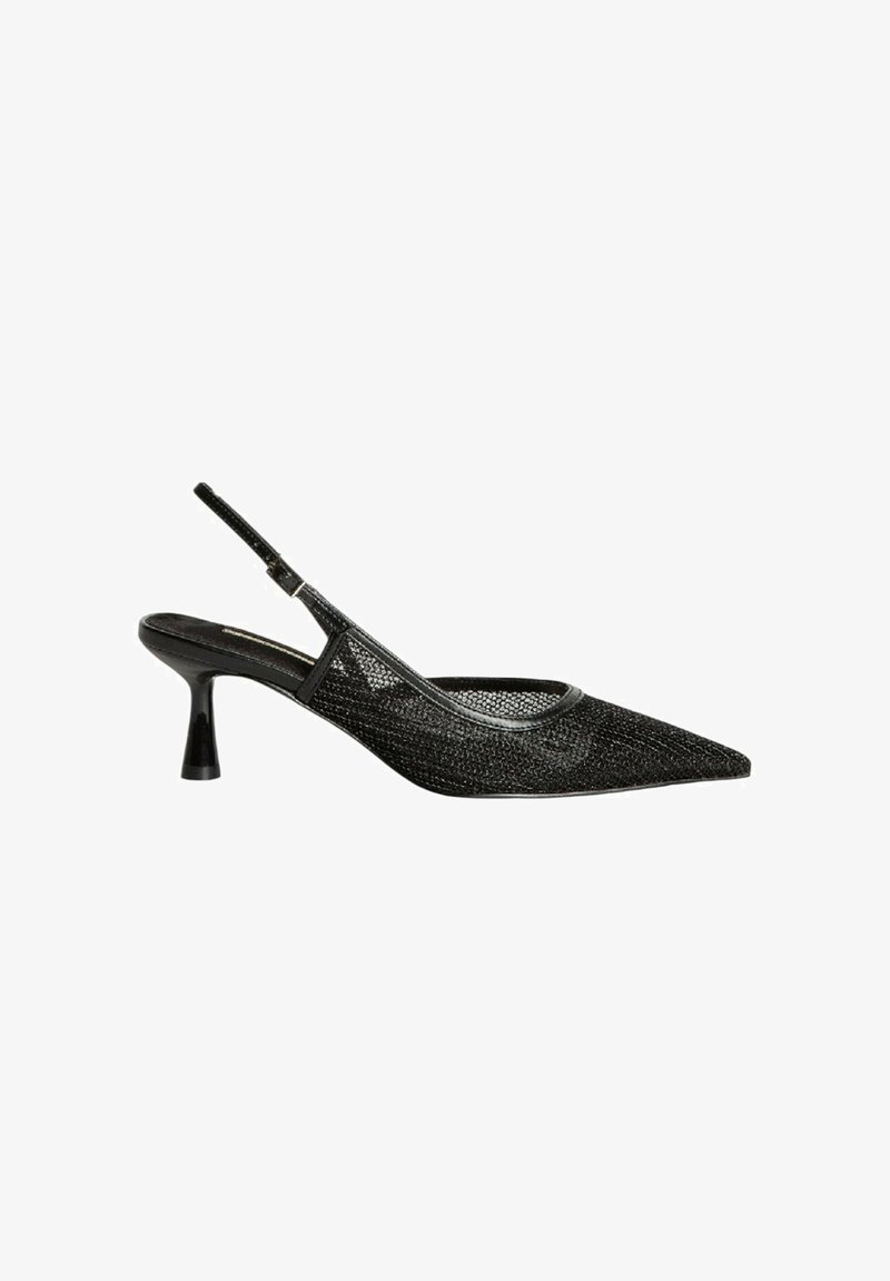 Zapato slingback de malla negra con punta afilada y tacón cónico. Cuenta con una correa delgada ajustable que ofrece una apariencia ligera y texturizada.